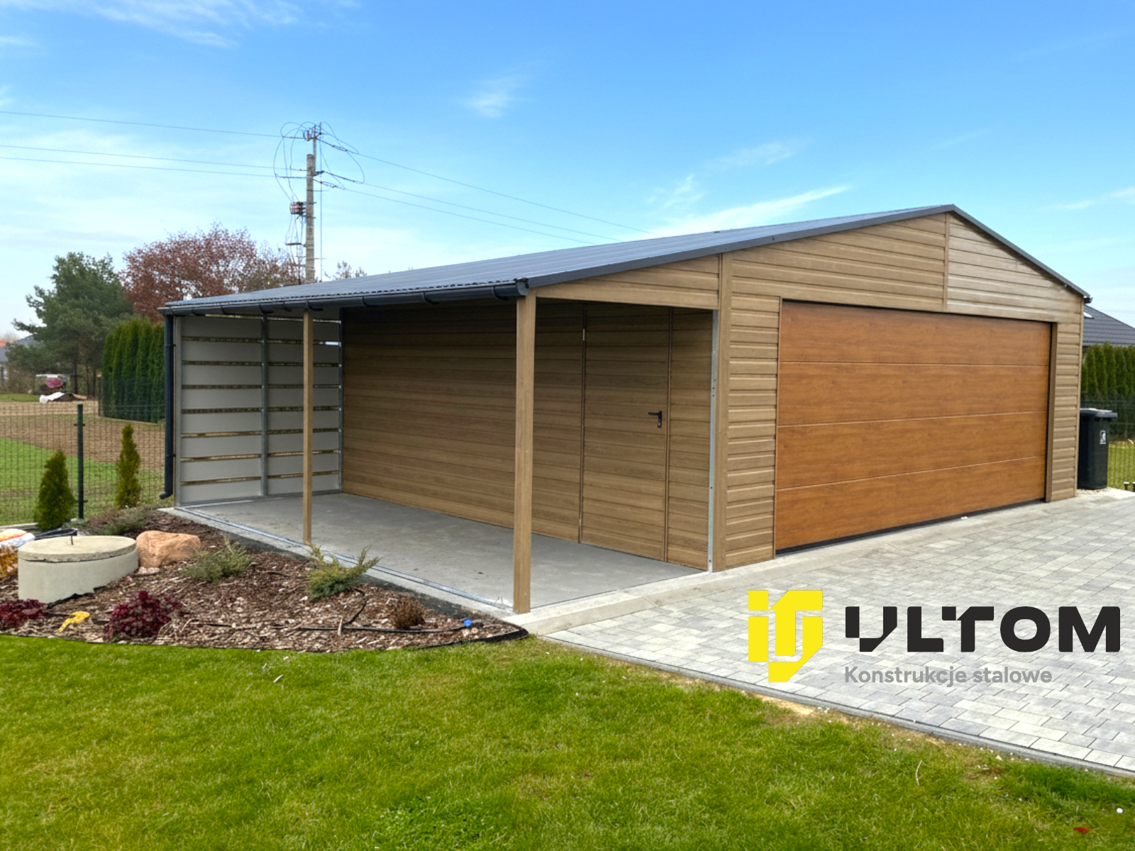 Garaż 6m x 5m | dwuspadowy z wiatą 2m x 5m | kolor drewnopodobny|segmentowa Garaż 6m x 5m | dwuspadowy z wiatą 2m x 5m | kolor drewnopodobny|segmentowa