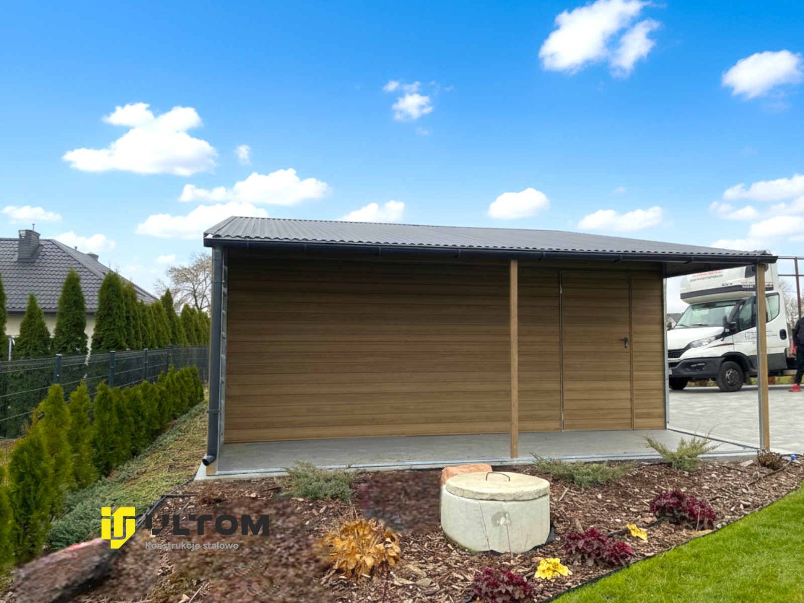 Garaż 6m x 5m | dwuspadowy z wiatą 2m x 5m | kolor drewnopodobny|segmentowa Garaż 6m x 5m | dwuspadowy z wiatą 2m x 5m | kolor drewnopodobny|segmentowa